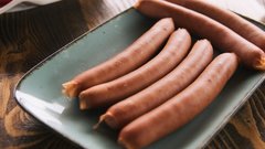 Иностранцы удивлены простой русской сосиской, которую использовал турист