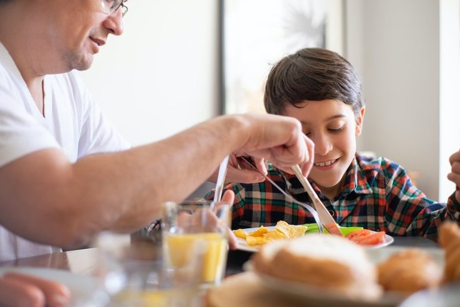 еда питание детское питание детская еда завтрак обед семья сын отец мальчик