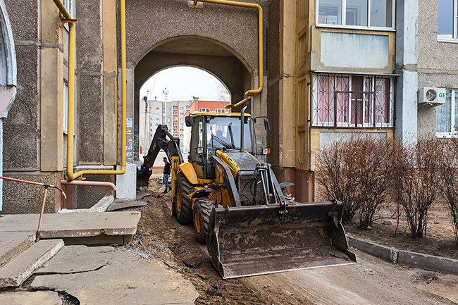 Жители Сургута остались без ремонта дворов из-за ареста счетов их УК