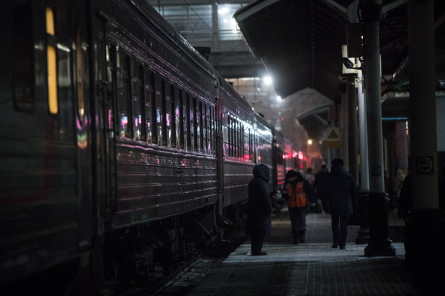 Красноярский край. Красноярск. Люди на перроне у поезда "Красноярск - Абакан". Александр Манзюк/ТАСС