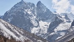 Спасатели начали спуск тел двух альпинистов, погибших в горах Киргизии
