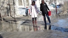 Власти необычным образом объяснили появление непролазной грязевой массы в одном из районов российского города