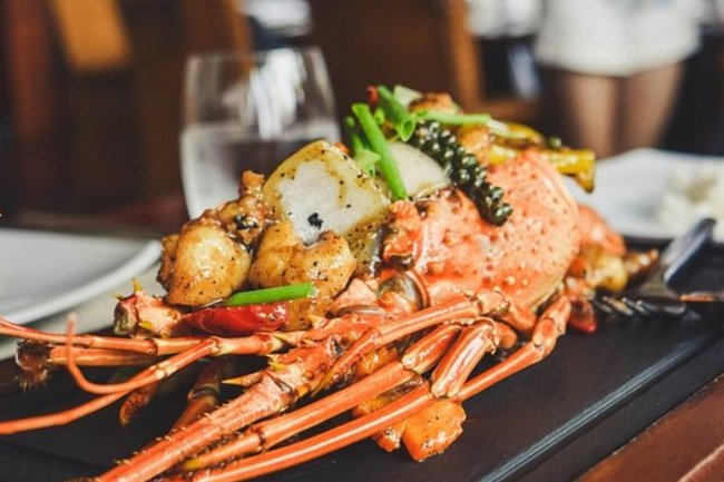 Сотрудники ресторана нашли редчайшего лобстера