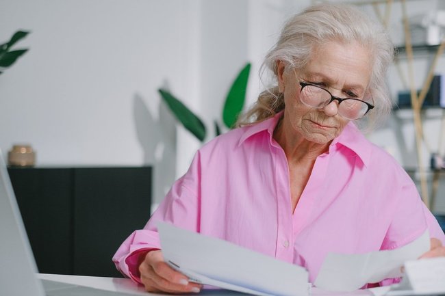 пенсия счета пенсионер пенсионерка бабушка пожилая женщина пенсия работа пенсионер работа 