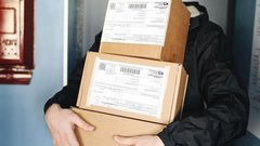 В Москве в посылке из Германии обнаружили крупную сумму денег среди носков, кофе и печенья