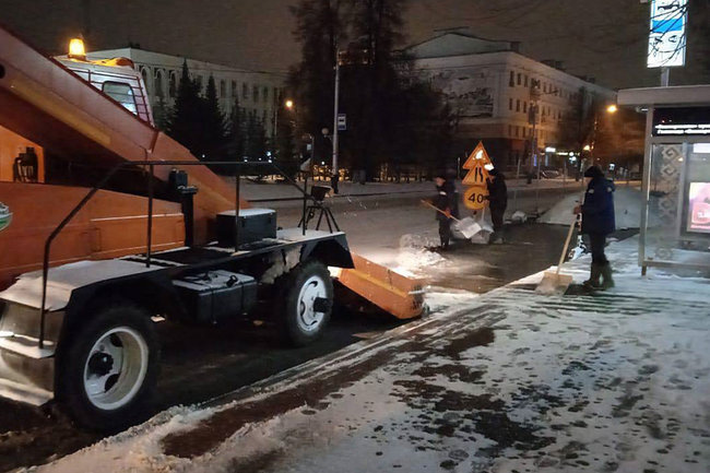 В Нижневартовске около 100 единиц техники убирают городские улицы и дворы