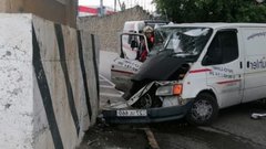 «Водителя пришлось вырезать из машины»: в Новороссийске фургон влетел в опору моста