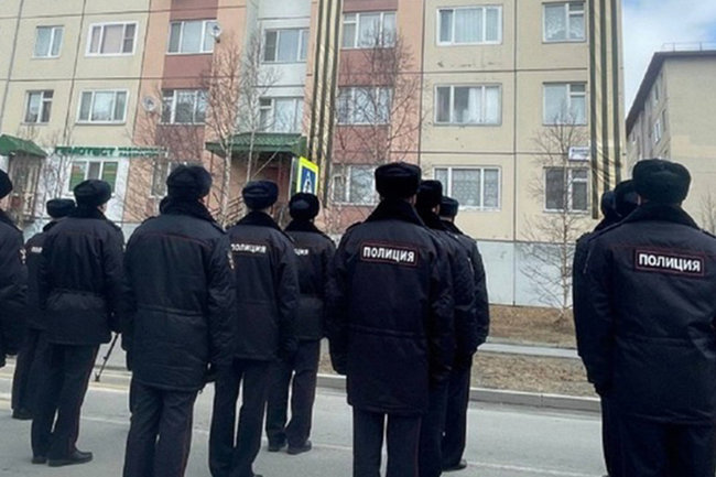 В Салехарде полицейские в честь Дня Победы промаршировали под окнами ветерана ВОВ Николая Шакурова