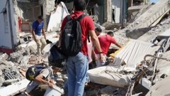 После землетрясения в Колумбии мать с младенцем была спасена из-под завалов