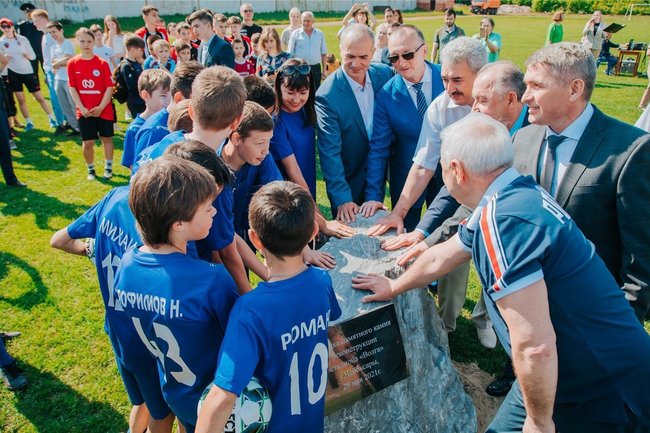 Глава администрации Чебоксар Алексей Ладыков принял участие в церемонии закладки камня, который символизирует начало реконструкции стадиона «Волга»