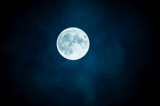 Горожане поделились снимками огромной луны в социальных сетях.