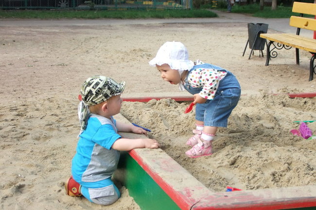 Дети дерутся в песочнице