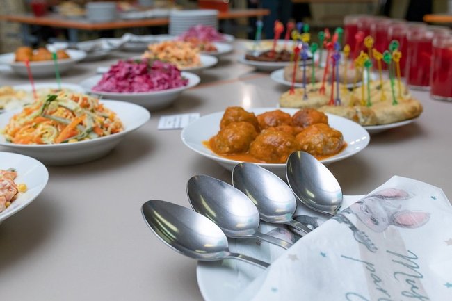 В Новосибирске студентов обещают покормить бесплатно, если они проголосуют