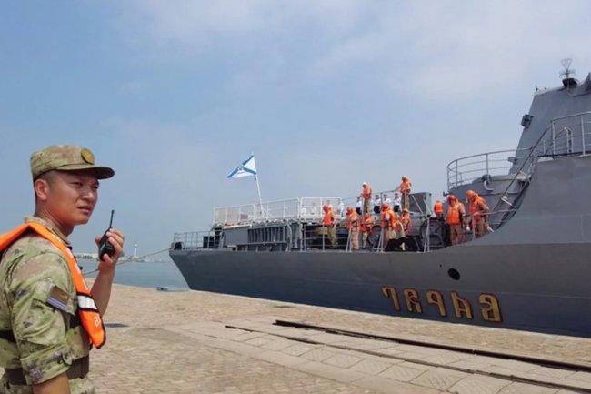 Флагман Тихоокеанского флота ВМФ РФ ракетный крейсер «Варяг» на открытии российско-китайских учений «Морское взаимодействие-2026» в порту Циндао.