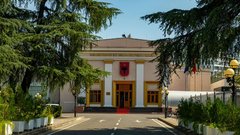 Актриса, ставшая «лицом» виртуального министра ИИ, подала иск к правительству Албании