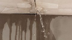 В Петербурге квартира была залита кипятком после обрушения потолка