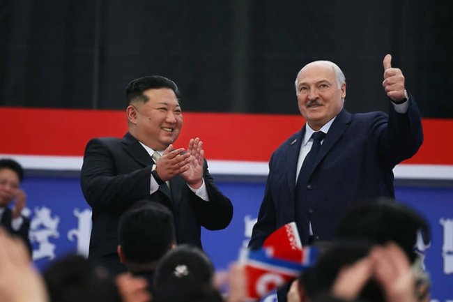 Президент Беларуси Александр Лукашенко (слева) и лидер КНДР Ким Чен Ын