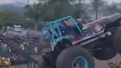 Три человека погибли при наезде монстр-трака на толпу в Колумбии