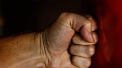 Курение на лестничной клетке обернулось для россиянина серьезными травмами