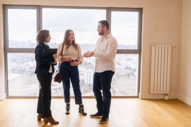 Продавцы вторичных квартир продолжают удерживать свои предложения, а объем новостроек не сокращается.