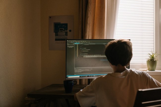 компьютер программирование программист хакер подросток домашнее обучение 