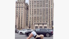 Фитнес-блогерша поразила прохожих, сняв штаны на улице Москвы ради удивительной задумки