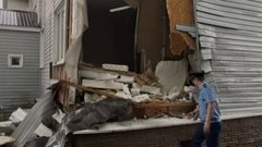 В Омском регионе мусоровоз с большой скоростью врезался в жилой дом