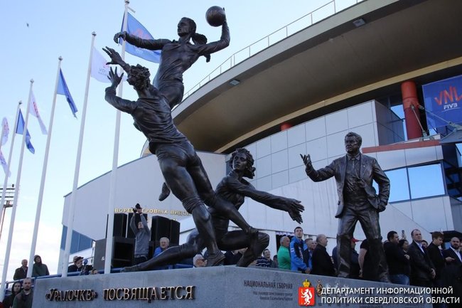Екатеринбург украсила скульптура в честь известной волейбольной команды «Уралочка»
