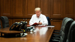 Трамп подписал указ, обязывающий госструктуры именовать ИИ «суперинтеллектом»