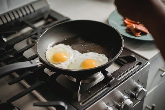 плита сковородка яичница яйца яйцо белок жарка жарить завтрак