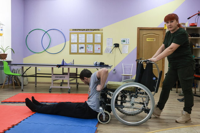 ДНР. Амвросиевка. Военнослужащий Максим выполняет комплекс лечебных физических упражнений при компрессионном переломе позвоночника в центре реабилитации. Амвросиевский реабилитационный центр предоставляет весь комплекс процедур по реабилитации после получения травм различной степени тяжести для военнослужащих ДНР, инвалидов и ветеранов боевых действий, а также гражданских лиц, пострадавших в ходе СВО. Владимир Гердо/ТАСС