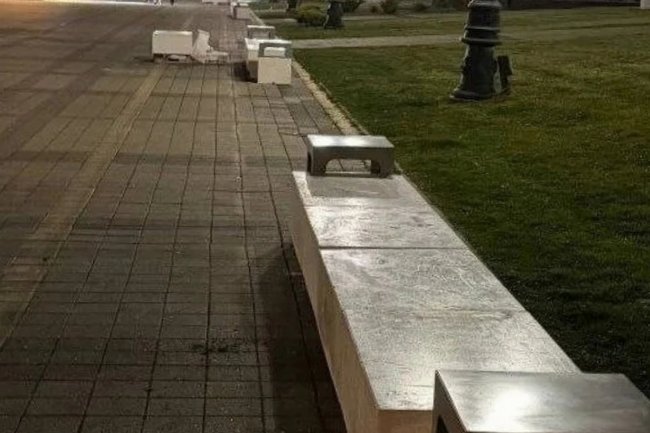 Бетонные скамейки появились на велодорожке в Новороссийске