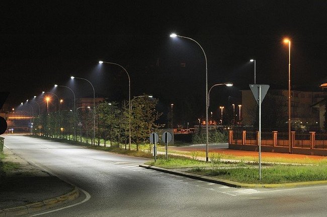 В Ленинградской области протянули 21 километр линий освещения на дорогах