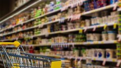 Основные продукты в России снижаются в цене, в то время как инфляция продолжает расти