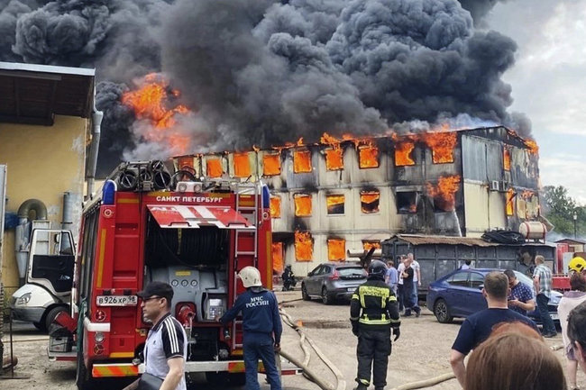 Появились кадры мощного пожара на бывшем лесопильном заводе