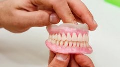 В Италии женщине по недоразумению удалили 11 здоровых зубoв