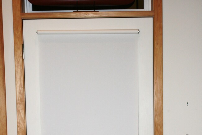 Рулонная штора. Фото: Javawizard  ( talk ). CC BY 3.0: https://creativecommons.org/licenses/by/3.0. Источник: https://commons.wikimedia.org/wiki/File:Roller_blind_(window_blind).jpg. Кадрирование миниатюр: Infox; производные фото распространяются на условиях указанной лицензии.