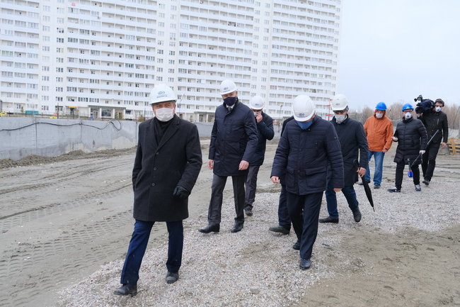 Губернатор Новосибирской области проверил соблюдение противоэпидемических мер на объектах строительства