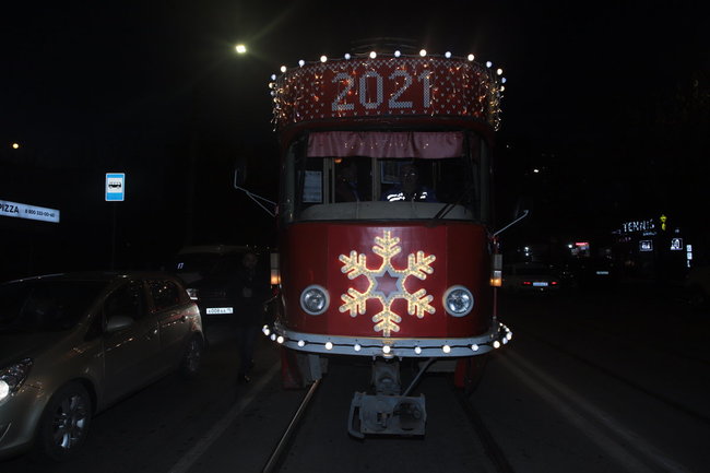 Во Владикавказе начал курсировать «Новогодний трамвай»