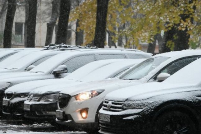 Заснеженные автомобили во дворе на Ленинском проспекте в Москве - РИА Новости, 1920, 18.11.2025