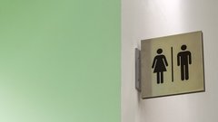 Пять самых опасных туалетных привычек для россиян