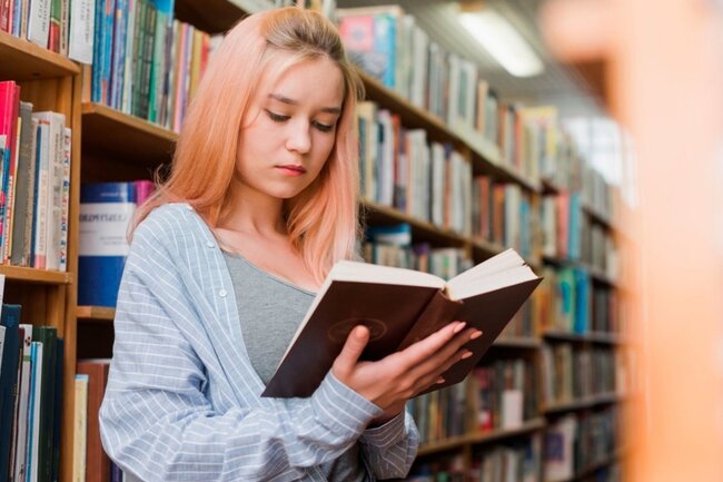 Книги в библиотеке. Архивная иллюстрация, не снимок Пришвинской Эко-станции.