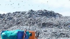 В Санкт-Петербурге из мусоровоза выпало тело мужчины