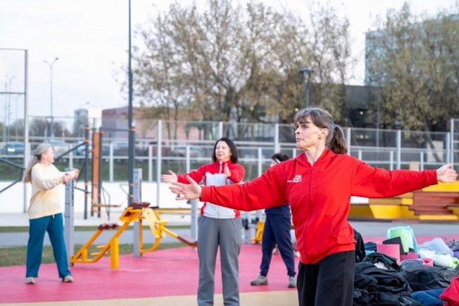 Спортивные площадки на улице подходят людям разных профессий и уровней достатка.