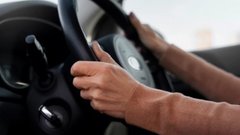 Юрист по автомобильному праву Воропаев объяснил, какое наказание грозит за принятие пищи за рулем во время движения