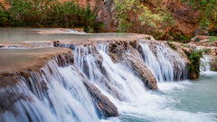 Турист ушел под воду после прыжка с водопада, показав жест одобрения