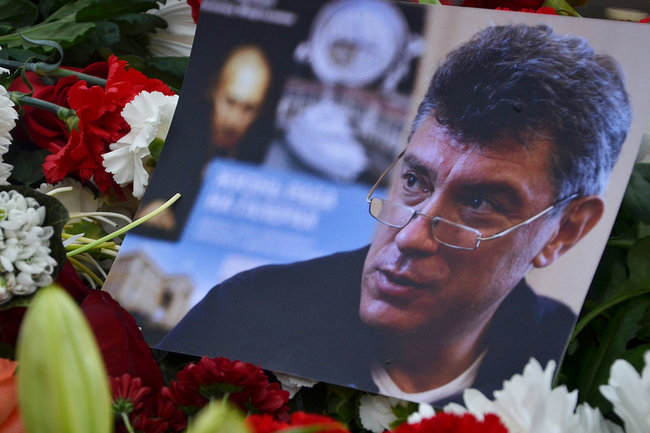 Возложение цветов к месту расстрела Бориса Немцова