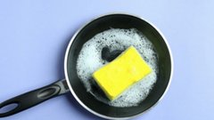 Добавьте немного смеси в испорченную сковороду — и нагар начнет стекать по стенкам: ни жира, ни грязи — как будто купленная недавно