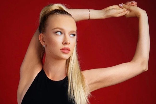 Екатерина Костырина в Красногорске, с двумя сумками — розовой и черной.