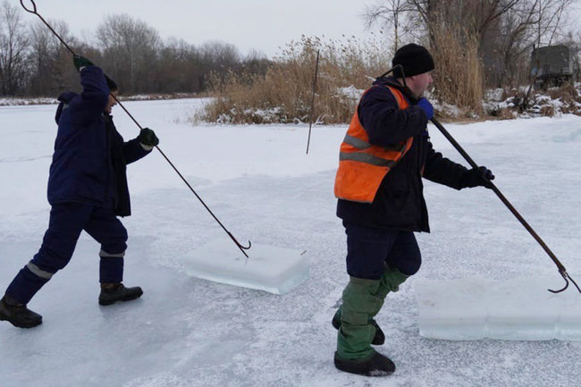 К заготовке льда для обустройства новогодних городков приступили в Оренбурге
